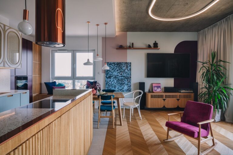 Kuchnia otwarta na salon, wyspa z blatem terrazzo, podloga w jodelke